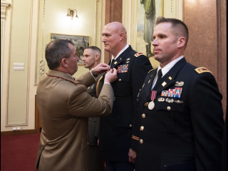 Ceremonie de acordare de embleme unor militari ai Statelor Unite ale Americii <br/> Foto: 