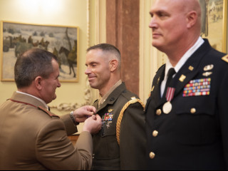 Ceremonie de acordare de embleme unor militari ai Statelor Unite ale Americii <br/> Foto: 