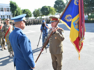 Col.Mungiu primește Drapelul de Luptă al Bg.30Gd. de la Gl.bg.Postu Foto:Elisabeta Preda