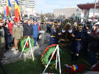 Aspecte de la Ceremonia de depuneri de coroane și jerbe de flori de la Monumentul Eroilor Revoluției Române din Piața Universității Foto:Marian Mihăescu