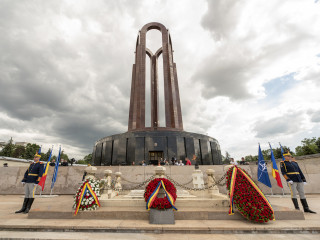 ceremonia de depunere de coroane de flori de la Mormântul Ostașului Necunoscut, cu ocazia Zilei Eroilor <br/> Foto: Laurențiu Turoi