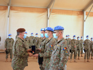 Medalierea militarilor români din Mali de către șeful Statului Major al Apărării Foto:Laurențiu Turoi