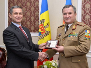 Medalia „Consolidarea Frăției de Arme”, conferită șefului Statului Major al Apărării <br/> Foto: Vitalie Iovu