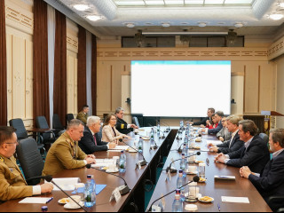 Întâlnirea conducerii MApN cu o delegație a Congresului SUA Foto:Laurențiu Turoi