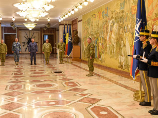 „Emblema de Onoare a Statului Major al Apărării” pentru câștigătorii competiției „Best Warrior” Foto:Alexandru Badea