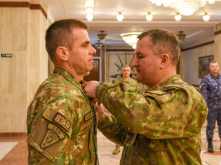 „Emblema de Onoare a Statului Major al Apărării” pentru câștigătorii competiției „Best Warrior” Foto:Alexandru Badea