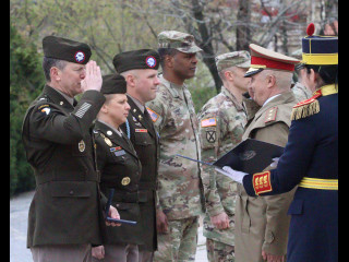 Ceremonie de transfer de autoritate între  diviziile americane 101 Aeropurtată și 10 Munte Foto:SMFT