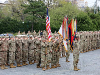 Ceremonie de transfer de autoritate între  diviziile americane 101 Aeropurtată și 10 Munte Foto:SMFT