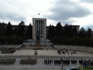 Ceremonie de transfer de autoritate între  diviziile americane 101 Aeropurtată și 10 Munte Foto:SMFT