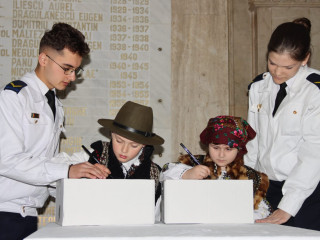 Împachetare a cadourilor pentru veteranii de război din România și Republica Moldova Foto:Colegiul Național Militar „Stefan cel Mare”