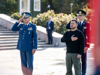 Președintele Ucrainei, omagiu la Monumentul Ostașului Necunoscut din București Foto:Laurențiu TUROI