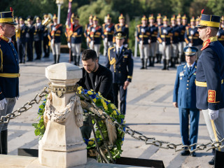 Președintele Ucrainei, omagiu la Monumentul Ostașului Necunoscut din București Foto:Laurențiu TUROI