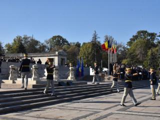 Ziua Armatei României, în București - Schimbarea gărzii la Mormântul Ostașului Necunoscut Foto:Costel Pătrașcu