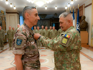 Distincție militară acordată fostului locțiitor al comandantului Diviziei Multinaționale de Sud-Est, generalul de brigadă Loïc Girard Foto:Alexandru Badea