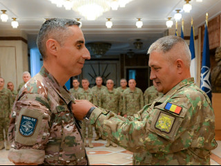 Distincție militară acordată fostului locțiitor al comandantului Diviziei Multinaționale de Sud-Est, generalul de brigadă Loïc Girard Foto:Alexandru Badea