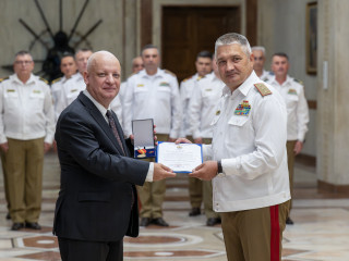 Distincție militară acordată consulului general al României la Vancouver, E.S. Gabriel Rotaru Foto:Alexandru Badea