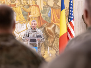 Înmânare a Emblemei de Onoare a Statului Major al Apărării Foto:Alexandru Badea