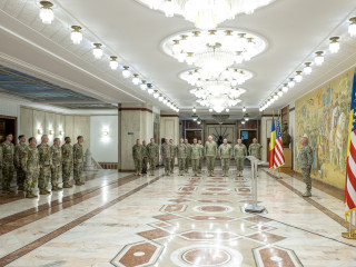Înmânare a Emblemei de Onoare a Statului Major al Apărării Foto:Alexandru Badea