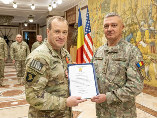 Înmânare a Emblemei de Onoare a Statului Major al Apărării Foto:Alexandru Badea