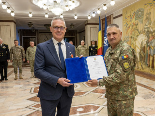 Emblema de Onoare a Statului Major al Apărării, acordată managerului general NCIA  Foto:Alexandru Badea