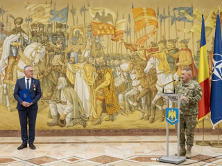 Emblema de Onoare a Statului Major al Apărării, acordată managerului general NCIA  Foto:Alexandru Badea