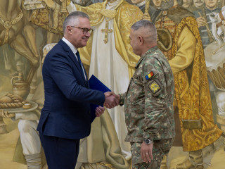 Emblema de Onoare a Statului Major al Apărării, acordată managerului general NCIA  Foto:Alexandru Badea