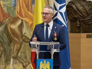 Emblema de Onoare a Statului Major al Apărării, acordată managerului general NCIA  Foto:Alexandru Badea