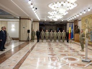 Emblema de Onoare a Statului Major al Apărării, acordată managerului general NCIA  Foto:Alexandru Badea