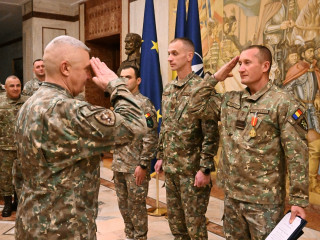 Înmânare a Emblemei de Onoare a Statului Major al Apărării Foto:Antonio Luca