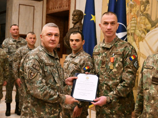 Înmânare a Emblemei de Onoare a Statului Major al Apărării Foto:Antonio Luca