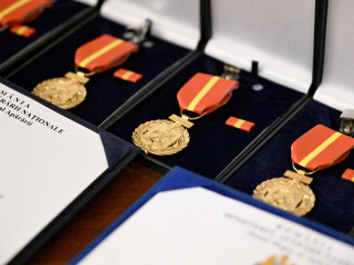 Înmânare a Emblemei de Onoare a Statului Major al Apărării Foto:Antonio Luca