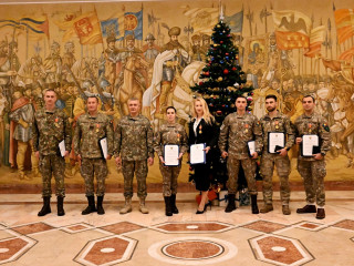 Înmânare a Emblemei de Onoare a Statului Major al Apărării Foto:Antonio Luca