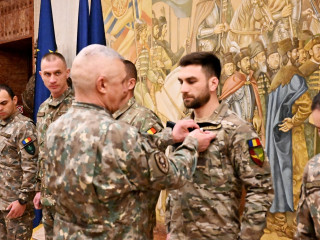 Înmânare a Emblemei de Onoare a Statului Major al Apărării Foto:Antonio Luca