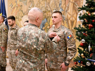 Înmânare a Emblemei de Onoare a Statului Major al Apărării Foto:Antonio Luca