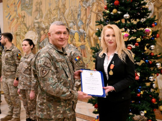 Înmânare a Emblemei de Onoare a Statului Major al Apărării Foto:Antonio Luca