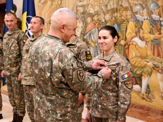 Înmânare a Emblemei de Onoare a Statului Major al Apărării Foto:Antonio Luca