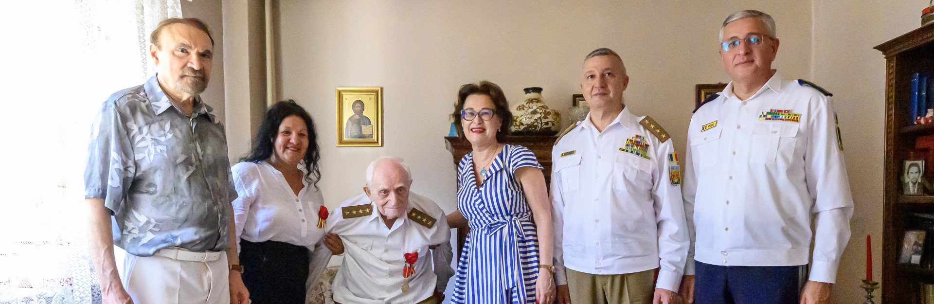 Înmânarea Emblemei de Onoare a Statului Major al Apărării generalului în retragere Octavian Leru