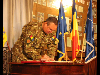 șeful Statului Major al Apărării, generalul Nicolae-Ionel Ciucă a semnat în „Cartea de Aur a Centenarului Marii Uniri” Foto:Laurențiu TUROI