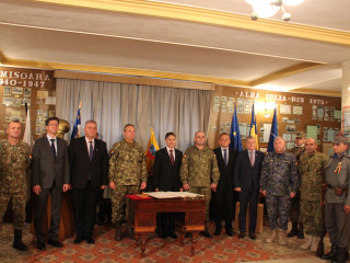 La momentul emoționant al semnării au fost prezenți și prefectul județului Alba, Dănuț H?l?lai, vicepreședintele Consiliului Județean Alba, Dumitru Fulea, șeful Statului Major al Forțelor Terestre, general maior Ovidiu-Liviu Uifăleanu, locțiitorul comandantului Diviziei 4 Infanterie ,,Gemina”, general de brigadă Nicolae Tonu, comandantul Batalionului 136 Geniu ,,Apulum”, locotenent-colonel Dumitru Boghi?oi, comandantul Colegiului Național Militar ,,Mihai Viteazul”, colonel Marcel Dom?a. Foto:Laurențiu TUROI