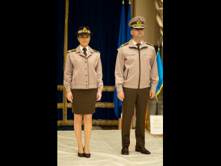 Bluzonul ofițerilor din Forțele Terestre Face parte din uniforma de serviciu, putând fi purtat la serviciu sau în oraș, dar nu și la festivități sau ceremonialuri. <br/> Foto: Laurențiu Turoi