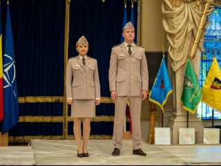 Uniforma soldaților gradați profesioniști din Forțele Terestre Aceasta se compune, în principal, din veston, pantalon, cămașă, pantofi și bonetă. Vestonul este la un singur rând, are cazura clasică și se închide la patru nasturi metalici. Croiala vestonului este ușor cambrată. <br/> Foto: Laurențiu Turoi