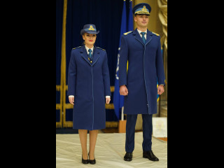 Pardesiul ofițerilor din Forțele Aeriene Este destinat purtării pe timp răcoros sau rece, primăvara sau toamna. Are vipu?ca bleu contrast pe cant și asortat? pe guler. <br/> Foto: Laurențiu Turoi