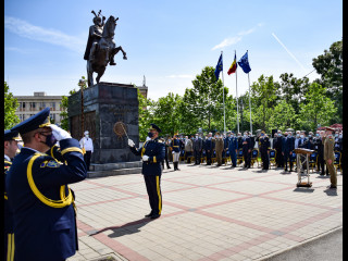 Ceremonie militară la statuia ecvestră a Domnitorului Mihai Viteazul Foto:Brigada 30 Gardă