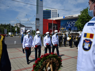 Ceremonie militară la statuia ecvestră a Domnitorului Mihai Viteazul Foto:Brigada 30 Gardă