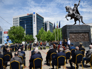 Ceremonie militară la statuia ecvestră a Domnitorului Mihai Viteazul Foto:Brigada 30 Gardă