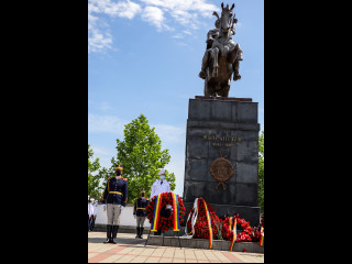 Ceremonie militară la statuia ecvestră a Domnitorului Mihai Viteazul Foto:Brigada 30 Gardă