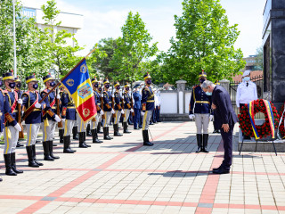 Ceremonie militară la statuia ecvestră a Domnitorului Mihai Viteazul Foto:Brigada 30 Gardă