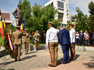 Depunerea unei coroane de flori de către MApN Foto:Sergiu Iosub