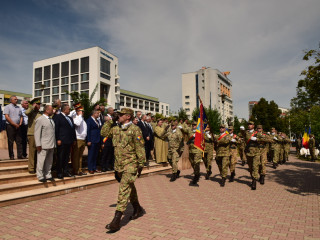 Defilarea gărzii de onoare Foto:Sergiu Iosub